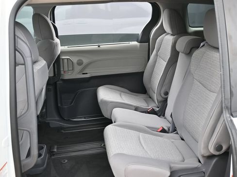 Used 2021 Toyota Sienna LE FWD image 25