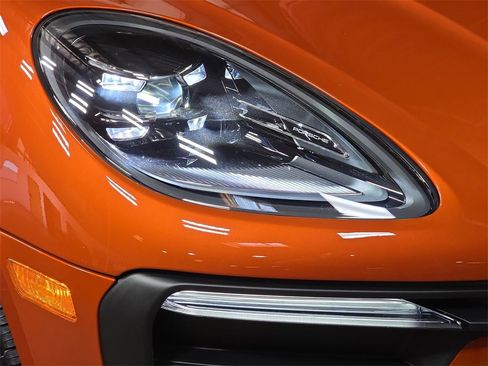 Certified 2025 Porsche Macan image 12