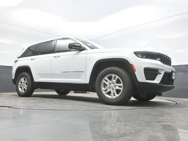 Used 2022 Jeep Grand Cherokee Laredo w/ Luxury Tech Group I AWD/4WD image 40