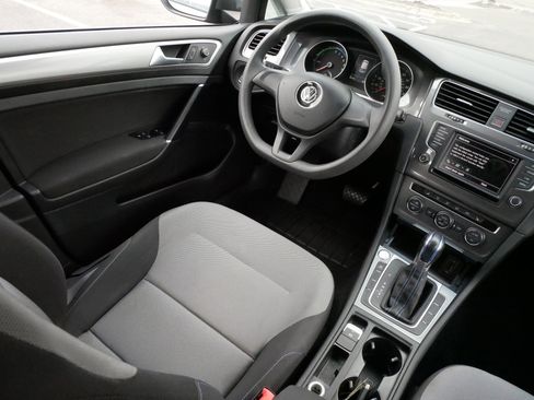 Used 2016 Volkswagen e-Golf SE w/ DC Fast Charging Package FWD image 9