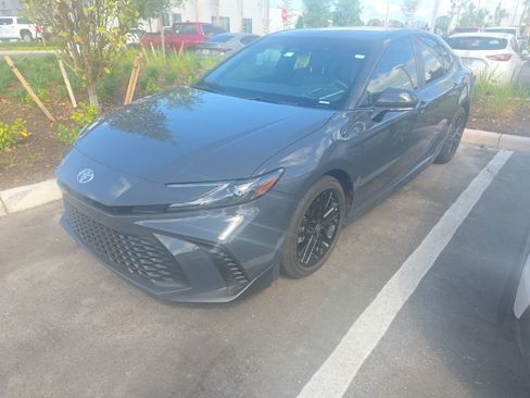 Used 2025 Toyota Camry SE image 1