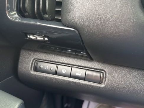 Used 2025 Nissan Pathfinder SV w/ SV Premium Package image 40