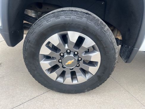 Used 2024 Chevrolet Silverado 2500 Custom w/ Custom Value Package image 10