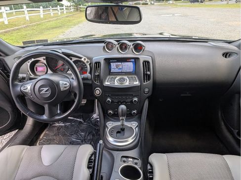 Used 2018 Nissan 370Z Touring RWD image 28