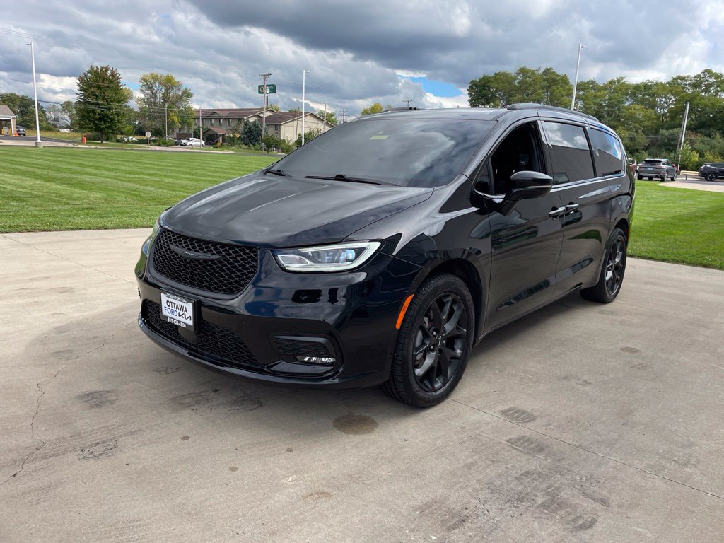 Used 2024 Chrysler Pacifica Touring-L w/ S Appearance Package AWD/4WD image 2