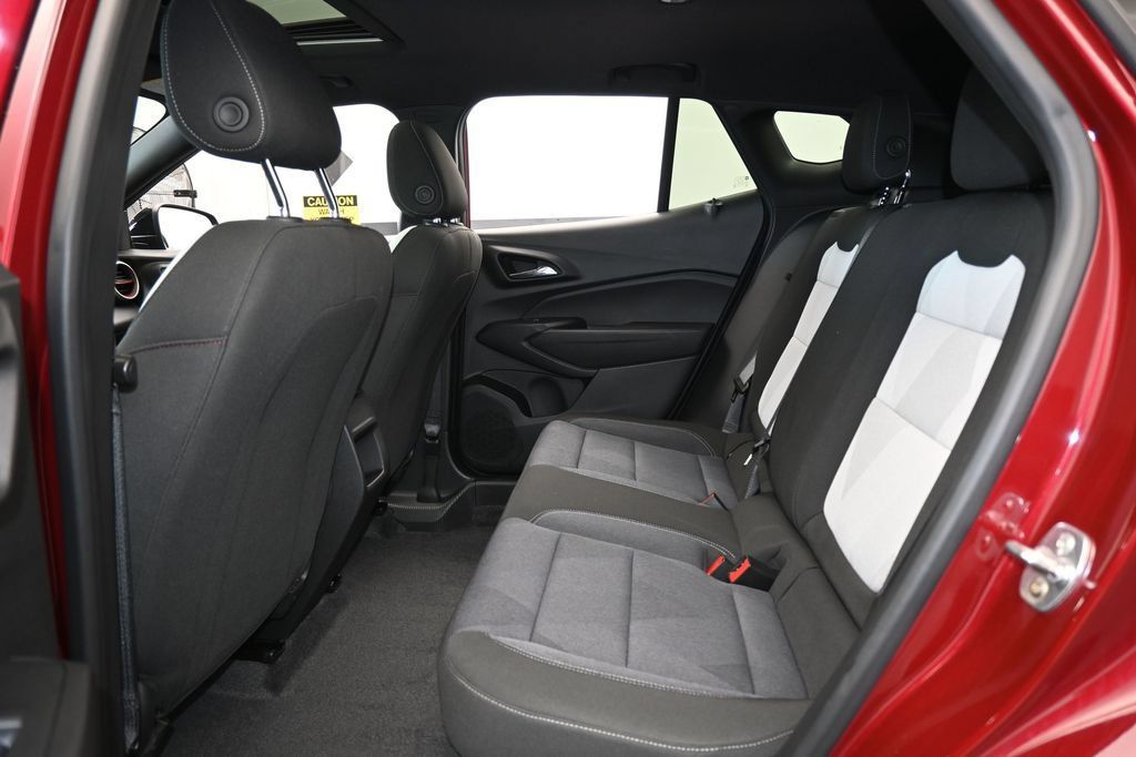 Used 2025 Chevrolet Trax RS w/ Sunroof Package FWD image 31