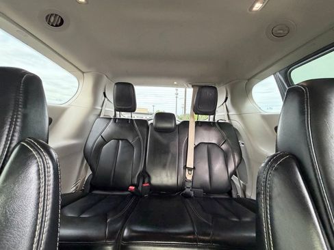 Used 2023 Chrysler Pacifica Touring-L FWD image 29