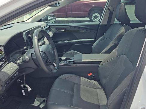 Used 2025 Toyota Camry XLE FWD image 8