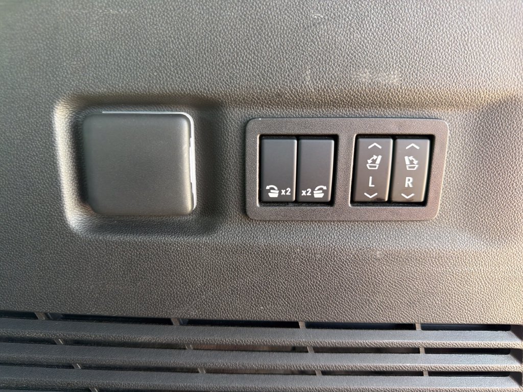 Certified 2026 Chevrolet Suburban Premier AWD/4WD image 33