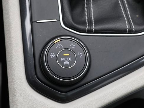 Used 2022 Volkswagen Tiguan SE w/ Panoramic Sunroof Package image 27