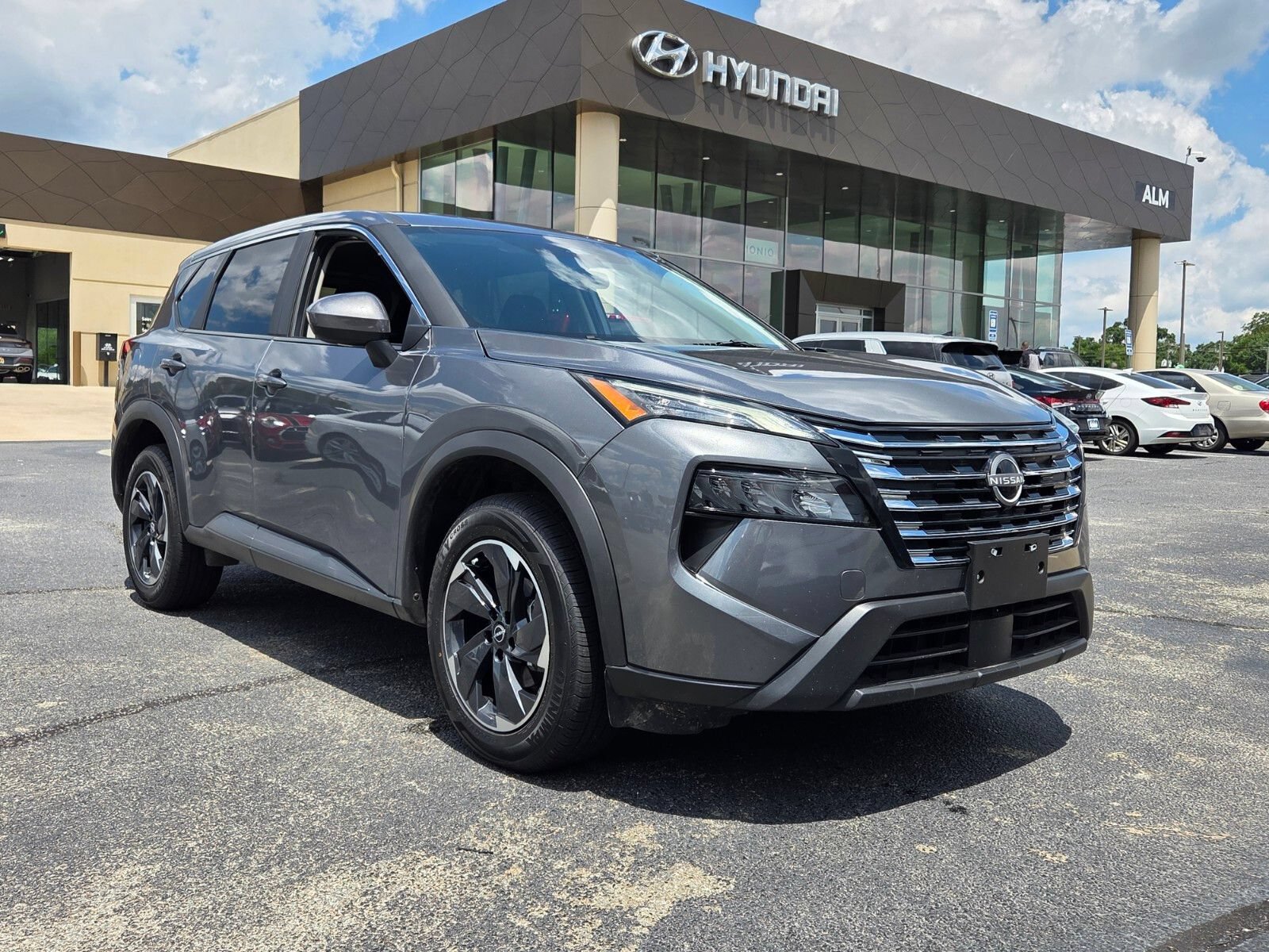Used 2025 Nissan Rogue SV FWD image 1