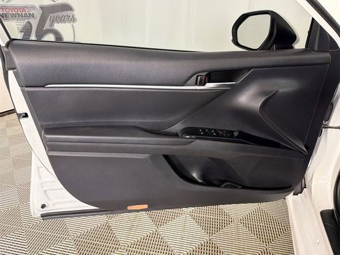 Used 2019 Toyota Camry SE image 11