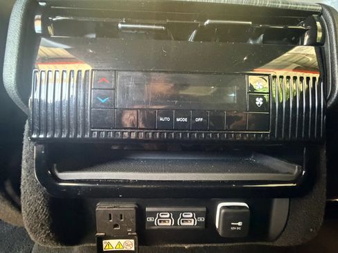 Used 2024 Jeep Wagoneer L Series II RWD image 30