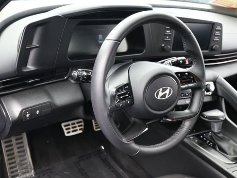 Used 2025 Hyundai Elantra Sport image 14