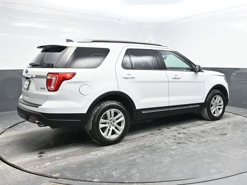 Used 2018 Ford Explorer XLT image 7