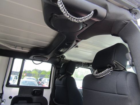 Used 2008 Jeep Wrangler Unlimited Sahara w/ Dual Top Group AWD/4WD image 15