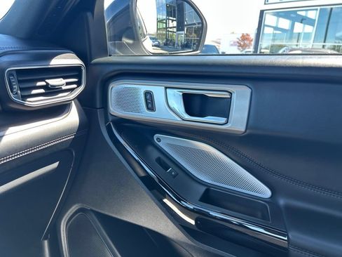 Used 2023 Ford Explorer Platinum w/ Technology Package AWD/4WD image 17