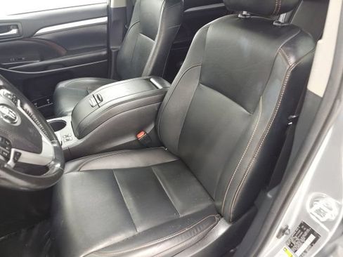 Used 2019 Toyota Highlander XLE AWD/4WD image 14