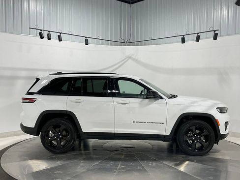 Used 2023 Jeep Grand Cherokee Altitude image 10