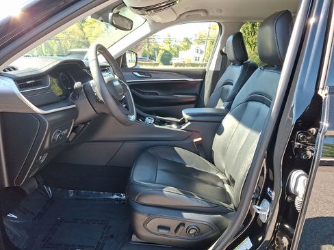 Used 2023 Jeep Grand Cherokee Limited image 14