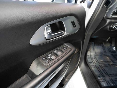 Used 2021 Chrysler Pacifica Touring-L w/ Uconnect Theater Family Group image 7