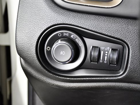 Used 2015 Jeep Renegade Latitude w/ Cold Weather Group II AWD/4WD image 35