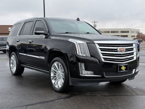Used 2018 Cadillac Escalade Platinum image 2