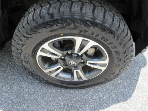 Used 2017 Toyota Tacoma TRD Sport w/ Tow Package (A/T) AWD/4WD image 14