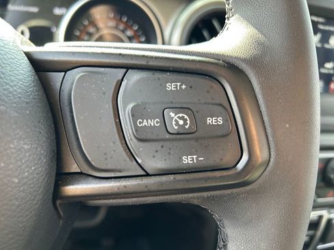 Used 2023 Jeep Gladiator Sport AWD/4WD image 17