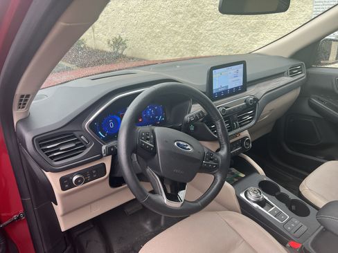 Used 2020 Ford Escape Titanium w/ Titanium Premium Package 2.0 AWD/4WD image 6