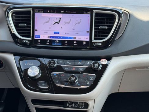 Used 2023 Chrysler Pacifica Touring-L FWD image 16