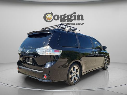 Used 2018 Toyota Sienna SE image 6