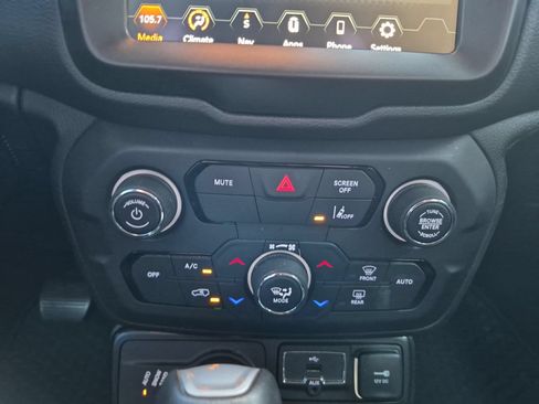 Used 2023 Jeep Renegade Latitude AWD/4WD image 18