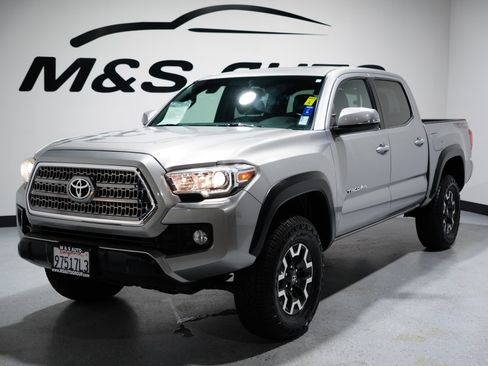 Used 2016 Toyota Tacoma TRD Off-Road image 3