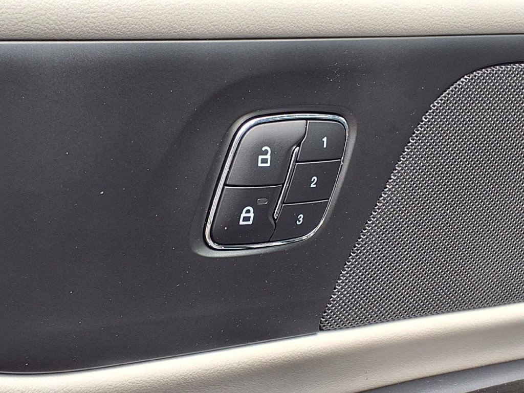 Used 2024 Lincoln Nautilus Premier AWD/4WD image 27