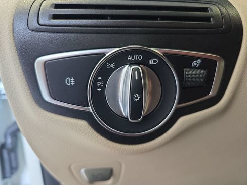 Used 2021 Mercedes-Benz GLC 300 4MATIC image 26