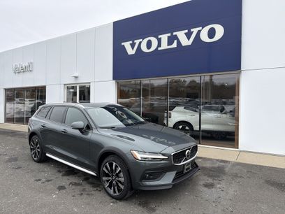 New 2026 Volvo V60 B5 Cross Country Ultra w/ Protection Package Premier