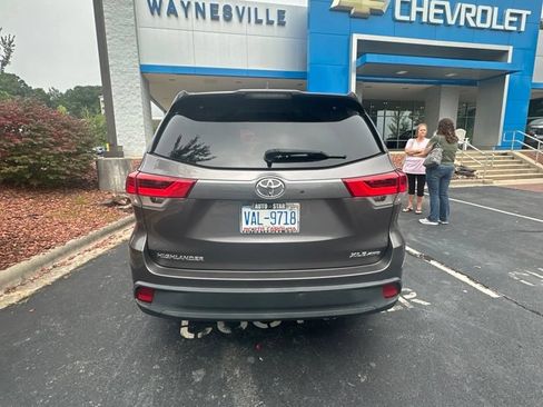 Used 2019 Toyota Highlander XLE AWD/4WD image 10