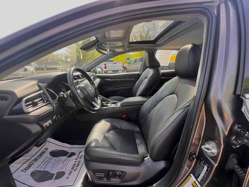 Used 2020 Toyota Camry XLE w/ Sunroof Package image 13