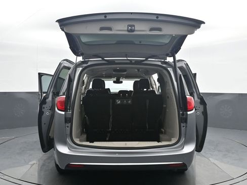 Used 2019 Chrysler Pacifica Touring-L image 36
