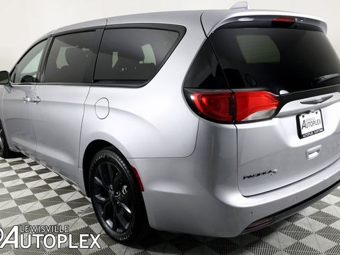 Used 2018 Chrysler Pacifica Touring Plus w/ S Appearance Package image 7