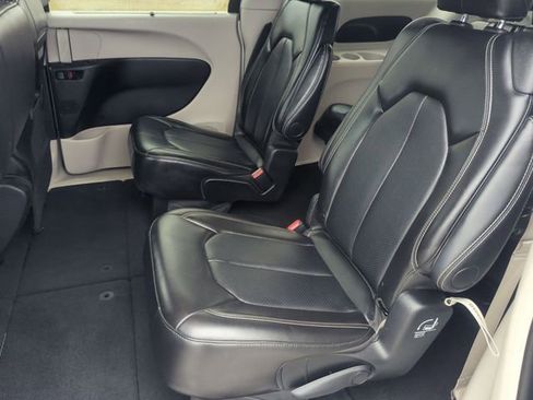 Used 2024 Chrysler Pacifica Touring-L image 21