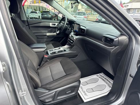 Used 2022 Ford Explorer XLT RWD image 4