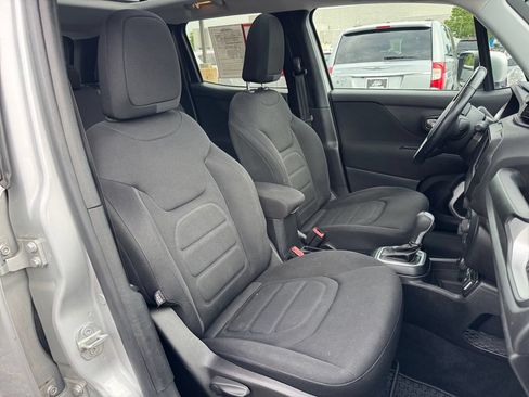 Used 2018 Jeep Renegade Latitude w/ Cold Weather Group AWD/4WD image 18