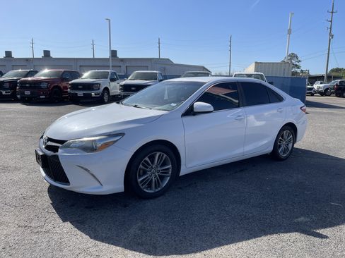 Used 2015 Toyota Camry XLE image 4