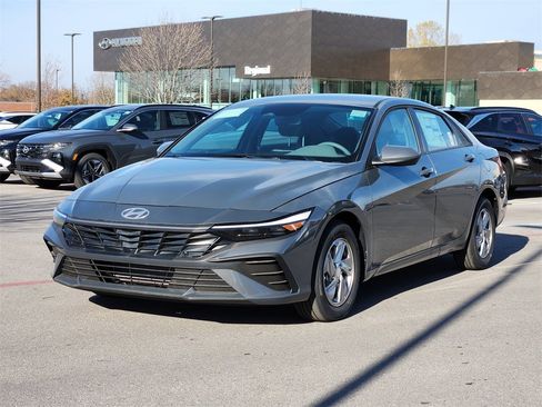 New 2025 Hyundai Elantra SE image 3