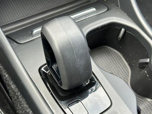 Used 2022 Volvo XC40 T5 Momentum image 22