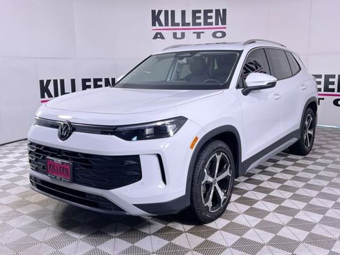 Used 2025 Volkswagen Tiguan SE image 3