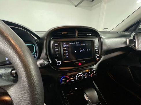 Used 2023 Kia Soul LX w/ LX Technology Package image 16