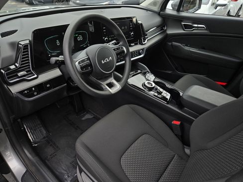 Used 2025 Kia Sportage LX image 8
